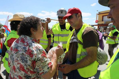 María Luisa de Castro entrega unas ‘pelusas’ a los mineros de la III Marcha Negra. Norberto
