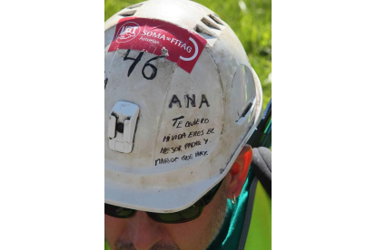 Detalle en el casco de uno de los mineros. Foto: Norberto.