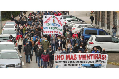 Los manifestantes desplegaron dos pancartas y se manifestaron por las calles de Ponferrada hasta la sede de la Junta. L. DE LA MATA
