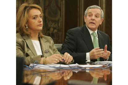 Nuria Lesmes, concejala de Personal, junto al alcalde de León, Emilio Gutiérrez.