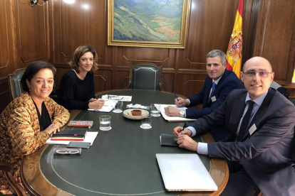Esperanza Orellana junto a Isidoro Álvarez y Carlos González-Antón, ayer, en Madrid. DL