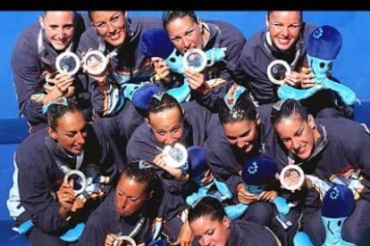 Las chicas de Anna Tarrés muestran la medalla de plata, recompensa de varios meses de esfuerzos.