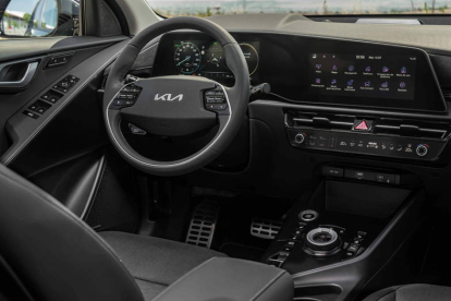 El interior —inspiración EV6— monta pantallas multiconfigurables y mando rotatorio para el cambio de velocidades. kn