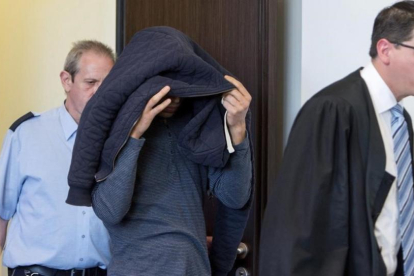 El acusado Toufik M. (centro) entra en la sala del tribunal lunto a su abogado, antes de iniciarse el juicio, en Düsseldorf, este lunes.