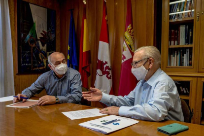 José Antonio Cuba y Martín Manceñido, en el transcurso de su reunión. DL