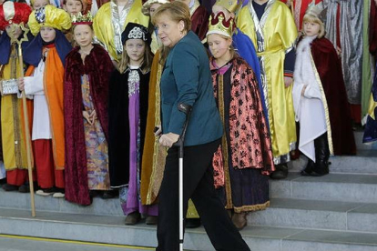 Merkel reaparece con muletas tras el accidente de esquí en el que se fracturó la pelvis