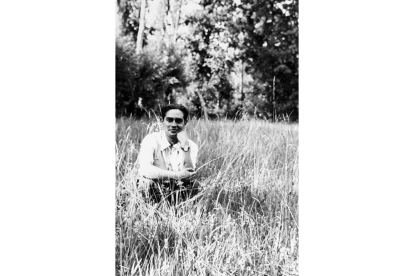 Eugenio en 1952, al año de casado, en el prado de la finca del molino en San Andrés del Rabanedo. DL