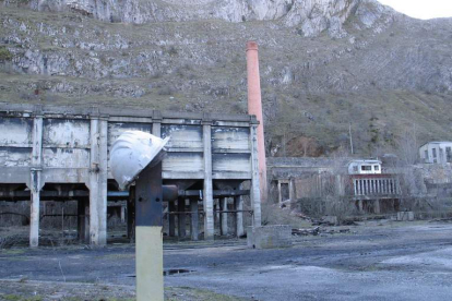 Instalaciones mineras abandonadas en Vegamediana. CAMPOS
