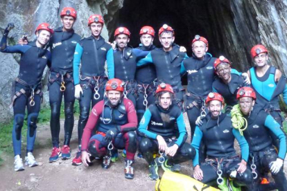 Los integrantes de los ‘Lions Factory’ posan delante de las Cuevas de Valporquero junto al monitor que guió su recorrido.