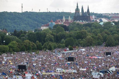 Miles de manifestantes protestan contra el primer ministro checo Andrej Babis en Praga.