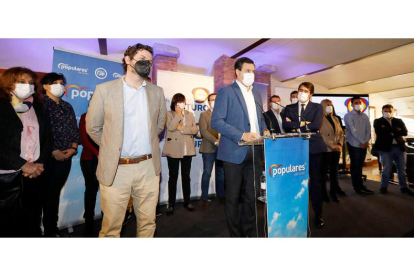 Javier Santiago Vélez, Raúl de la Hoz y Juan Carlos Suárez-Quiñones, flanqueados ayer por la candidatura del PP a las Cortes. MARCIANO PÉREZ