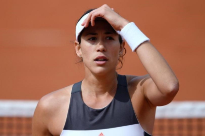 Garbiñe Muguruza, decepcionada tras perder un punto contra Kristina Mladenovic en Roland Garros.