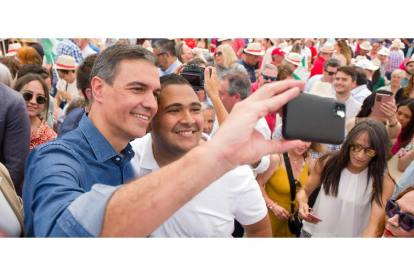 Pedro Sánchez se saca una selfie ayer, en un acto electoral en la provincia de Málaga dentro de la campaña andaluza. ÁLVARO CABRERA