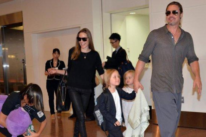 Una foto de archivo de Angelina Jolie y Brad Pitt con sus seis hijos, en el aeropuerto de Tokio, en el 2013.