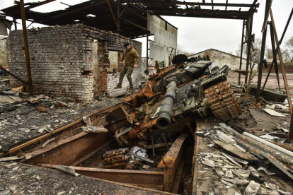Imagen de un habitante de la ciudad ucraniana de Irpin, totalmente destruida por el fuego ruso. OLEG PETRASYUK