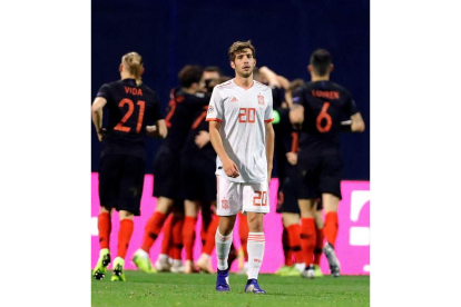 Sergi Roberto, frustrado mientras los futbolistas croatas celebran el triunfo sobre España. ANTONIO BAT