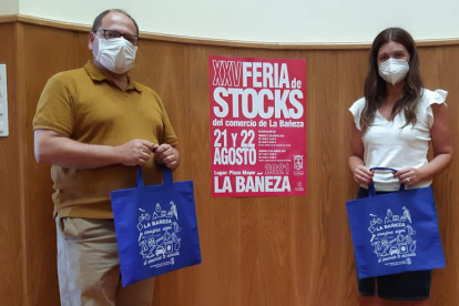 Javier Carrera y Elena Bailez ayer durante la presentación de la Feria de Stocks. DL