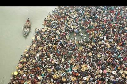 La fiesta en honor al rey Sol continúa en la India. Las mujeres se concentran para darse un baño purificador en las aguas del Ganges.