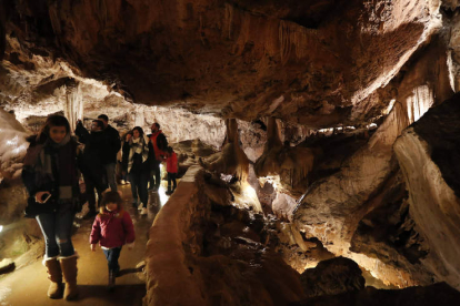 La visita con niños a la Cueva de Valporquero estará acompañada por documentales y exposiciones. JESÚS F. SALVADORES