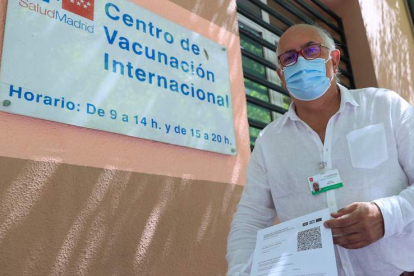 Un hombre muestra el documento de vacunación en Madrid. FERNANDO ALVARADO