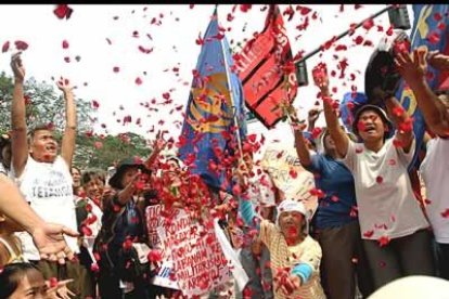 Si los claveles son válidos para hacer una revolución, ¿por qué no criticar el belicismo estadounidense con pétalos de flores? De esta forma se han manifestado en Filipinas.