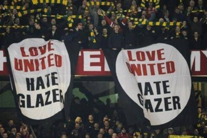 Pancarta en Old Trafford contra a la familia Glazer, propietaria del Manchester United.