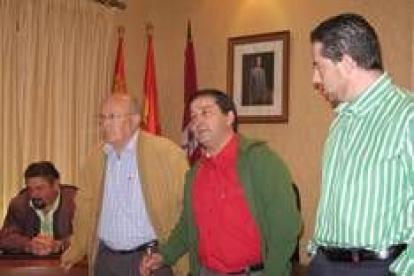 Roberto Álvarez, en el centro, tras tomar posesión como alcalde