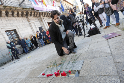 El actor y director Juan Diego Botto participó en el homenaje a las seis víctimas bercianas del nazismo. ANA F. BARREDO