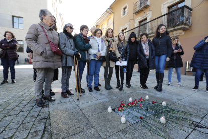 Familiares de las seis víctimas de los nazis, ante los adoquines en la plaza del Ayuntamiento. ANA F. BARREDO