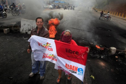 Seguidores de Nasralla frente a una barricada en una carretera, durante una protesta en Tegucigalpa, el 1 de diciembre