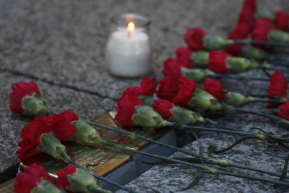 Velas blancas y claveles rojos para recordar a las seis víctimas del nazismo. ANA F. BARREDO