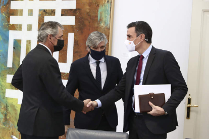 Pedro Sánchez saluda a los ejecutivos de las principales eléctricas ayer, en la Moncloa. FERNANDO CALVO