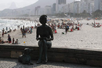 Estatua de la escritora ucraniana-brasileña Clarice Lispector, en la playa de Leme