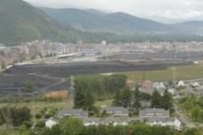 La montaña de carbón desaparecerá del entramado urbano en un plazo de seis meses, según el alcalde