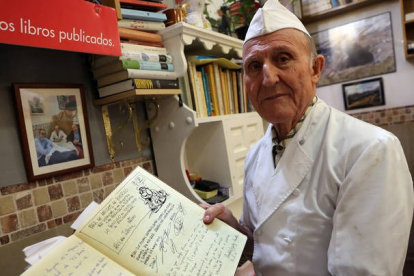 Miguel González muestra el libro de firmas del restaurante. BENITO ORDÓÑEZ