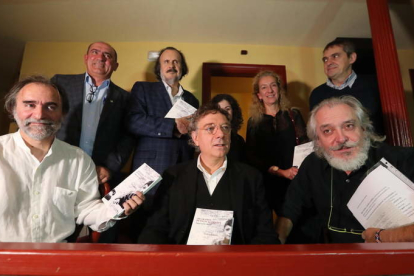 El poeta Juan Carlos Mestre, rodeado de algunos ponentes que le acompañaron. ANA F. BARREDO
