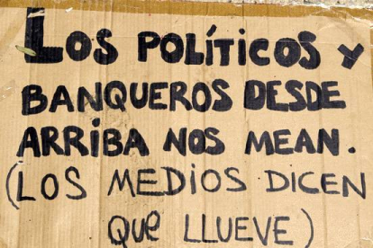 Una pancarta sobre los políticos y los banqueros en la acampada de los indignados en la plaza de Cataluña. Foto: ALBERT BERTRAN