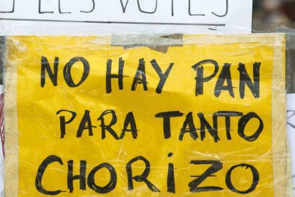Uno de los carteles en el campamento de indignados en la Puerta del Sol, en Madrid, el 19 de mayo del año pasado. Foto: JOSÉ LUIS ROCA