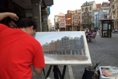 Un pintor ultima su obra sobre la plaza Mayor.