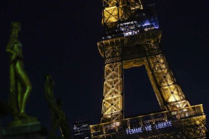 La Torre Eiffel, anoche, iluminada con un mensaje de apoyo a las mujeres iraníes. MOHAMMED BADRA
