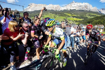 El corredor colombiano Esteban Chaves (c), del Orica GreenEdge, durante la etapa 14 del Giro de Italia con comienzo en Alpago y final en Corvara, Italia.