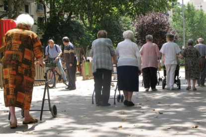Un grupo de jubilados junto a una residencia de ancianos de Barcelona.