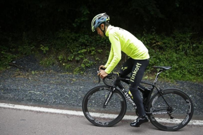 Alberto Contador entrena por carreteras normandas.