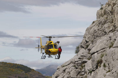 La Junta estima que una hora de vuelo del helicóptero de salvamento supone 1.900 euros.
