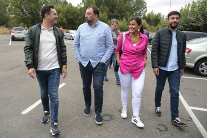 El PSOE de Sahagún (León) organiza la IV Fiesta de la Rosa con la participación del presidente del Principado de Asturias, Adrián Barbón, la secretaria de Organización del PSOECyL, Ana Sánchez, el diputado y secretario general del PSOE de León, Javier A. Cendón, la diputada y secretaria federal de Igualdad del PSOE, Andrea Fernández; el senador por la Comunidad y secretario general de JJSSCyL, Francisco Díaz; y el secretario general del PSOE de Sahagún, Álvaro Lora. ICAL