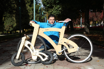 Rubén Darío García con sus bicicletas de madera Rudy Bike, en modelo masculino e infantil.