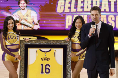 Pau Gasol, emocionado, con ‘su’ camiseta 16 retirada. LAURENT