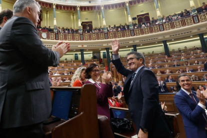 El portavoz parlamentario socialista, Patxi López (c), saluda tras su intervención en el Congreso en la segunda jornada del debate de la investidura. EFE