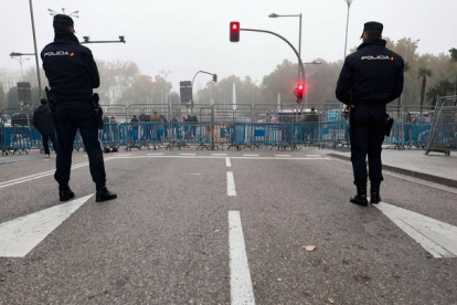 Agentes de la Policía Nacional montan guardia en los alrededores del Congreso de los Diputados en Madrid durante la segunda jornada de la investidura. SERGIO PÉREZ