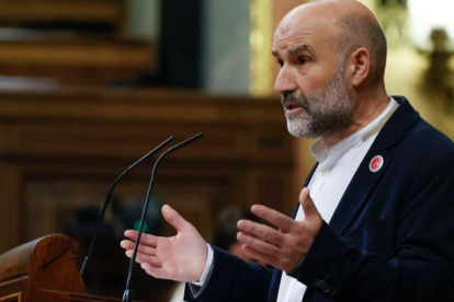 El portavoz del BNG, Néstor Rego, durante su intervención en el Congreso en la segunda jornada del debate de la investidura. este jueves en Madrid. JAVIER LIZÓN